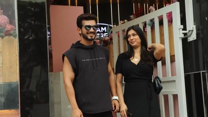 Arjun Bijlani Snapped With Wife Neha At Pink Wasabi