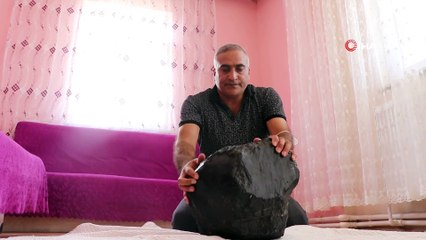 Göktaşı olduğuna inandığı taşı noterde kendi adına tescillettirdi