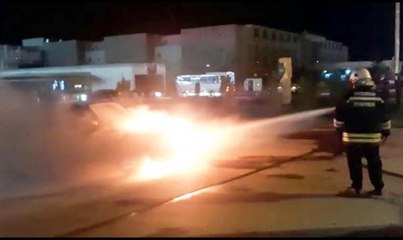 KIRMIZI IŞIKTA BEKLEYEN OTOMOBİL ALEV ALEV YANDI