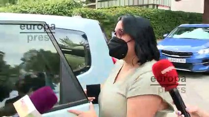 Celeste llega a casa de Cristina con una bolsa llena de sándwich para disfrutar de una merienda