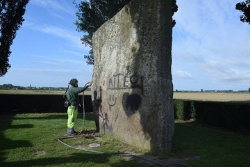 La pierre Brunehaut débarrassée de son tag géant