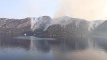 Son dakika haberleri! Marmaris'teki orman yangınına, gemiyle denizden de müdahale ediliyor
