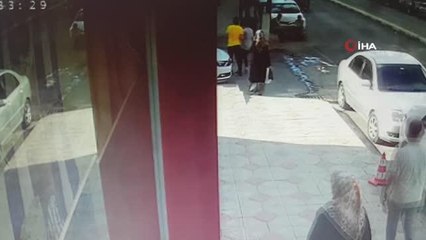 Kadının boğazına sarılan şahsa meydan dayağı kamerada