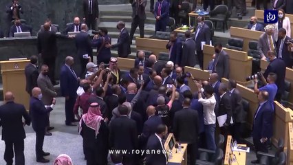 مشادة بين النائب العدوان ورئيس الوزراء تحت قبة البرلمان تتسبب بجلبة