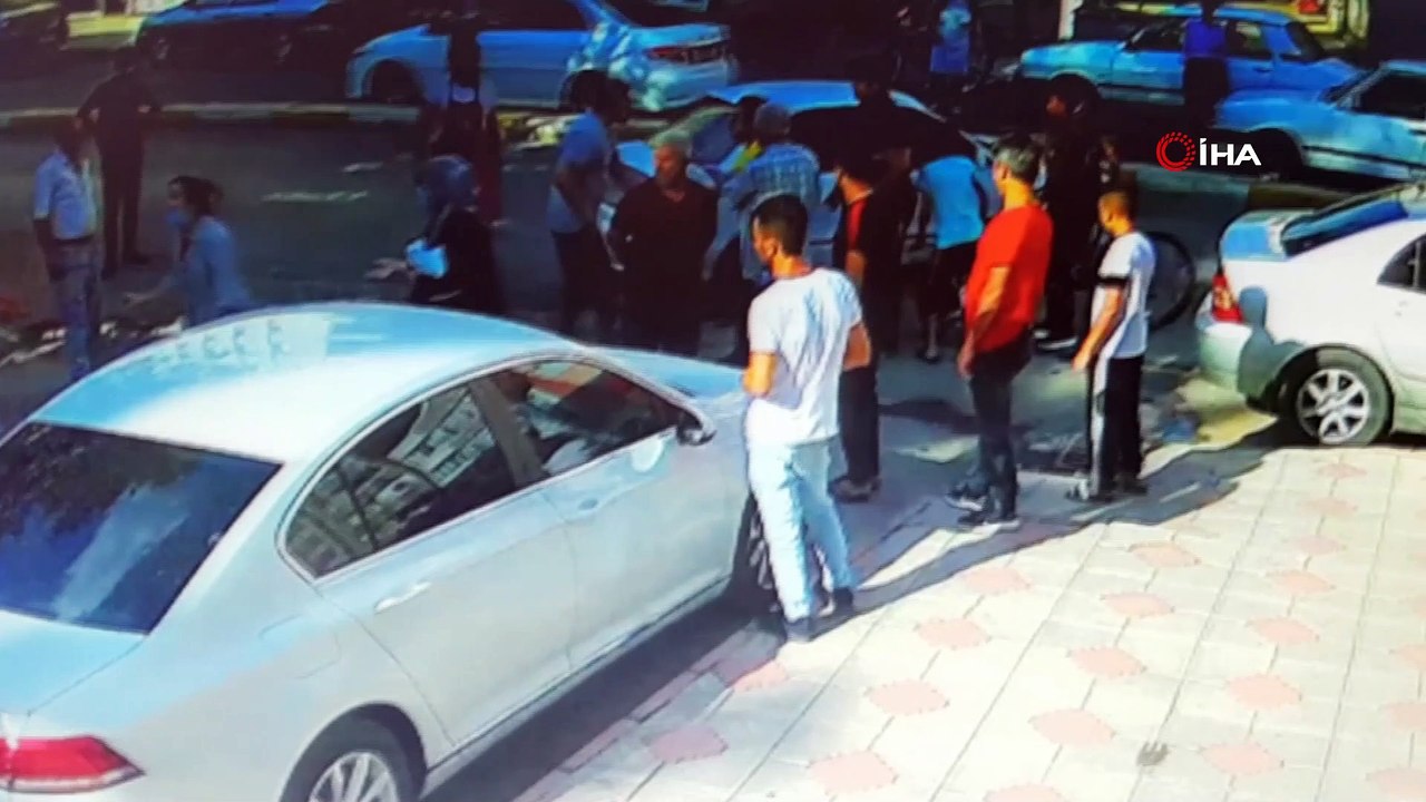 Kadının boğazına sarılan şahsa meydan dayağı kamerada