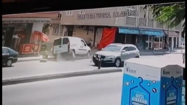 Son dakika haber... ESENLER'DE KADINLA ÇOCUĞUNU YÖN LEVHASI KURTARDI; MUCİZE KURTULUŞ KAMERADA