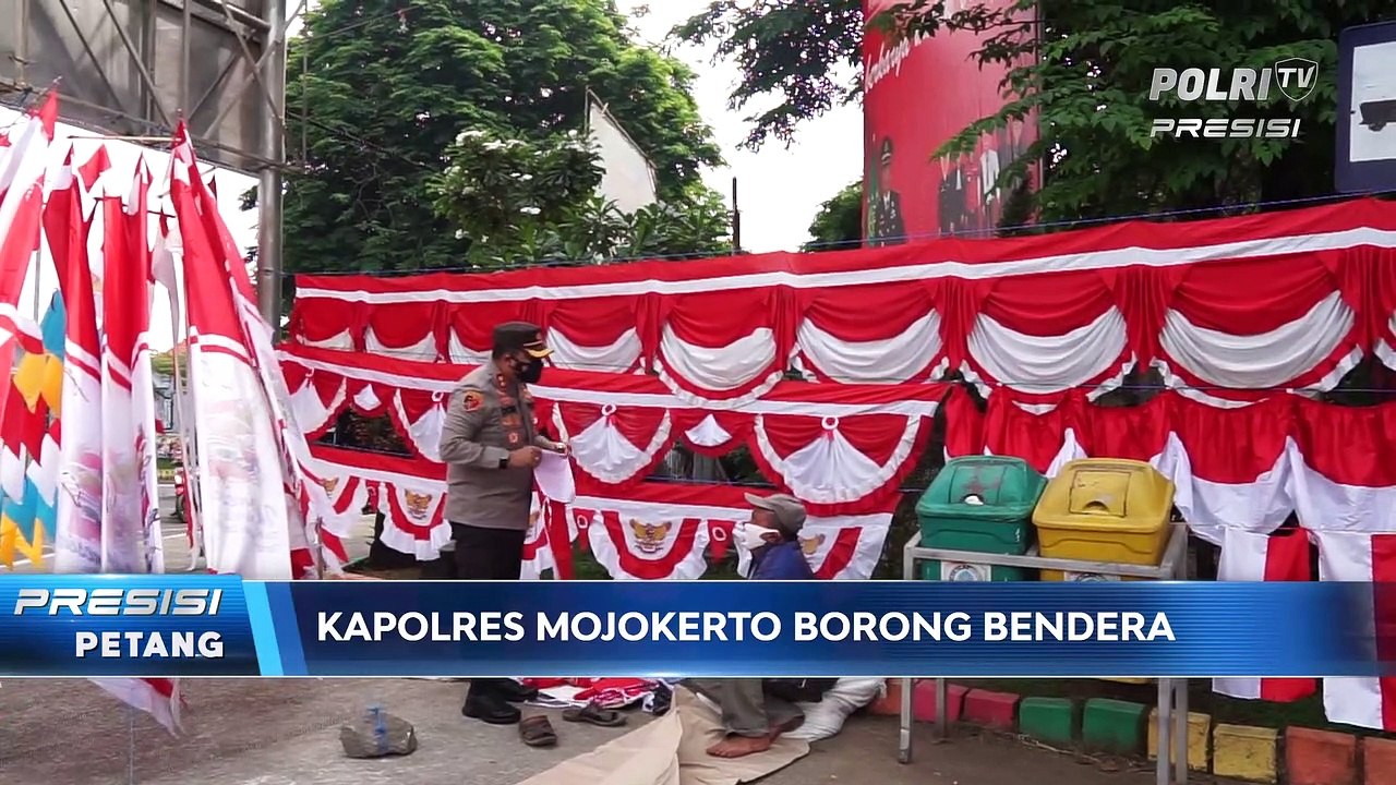 Kapolres Mojokerto Borong Bendera Merah Putih Milik PKL