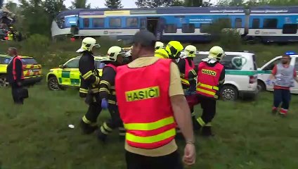 Descargar video: Schweres Zugunglück im Südwesten Tschechiens - mindestens 2 Tote