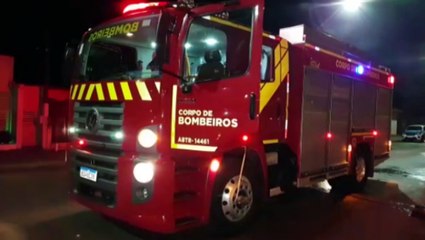 Fiat Uno é destruído por incêndio na Rua Rio da Paz próximo ao cruzamento com a Rua Chapecó no Nova Cidade