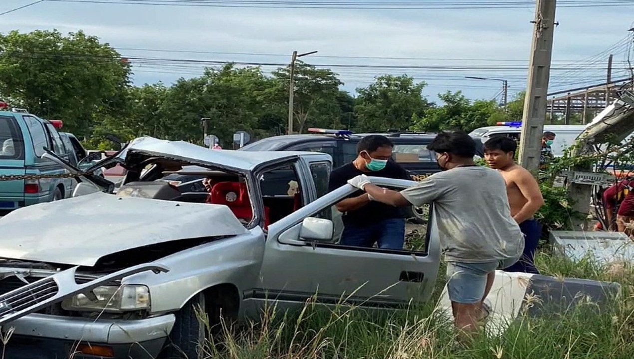 อ่างทอง คลิปนาทีชีวิตสิบล้อเบรกแตกพุ่งข้