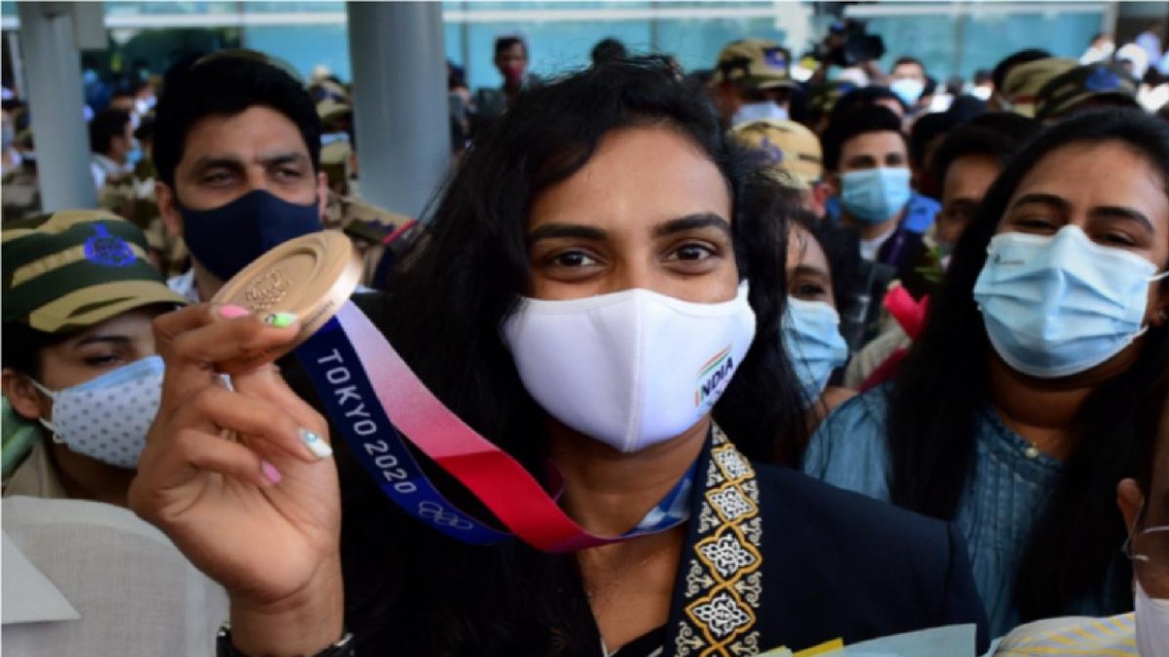 PV Sindhu reaches Hyderabad, receives grand welcome
