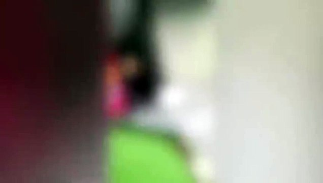 Người đàn ông vô tư ngồi ở đầu ngõ nhưng không đeo khẩu trang