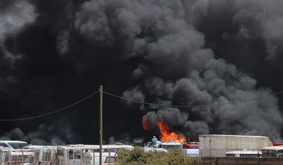 Araçlar tek tek patlayarak yanıyor