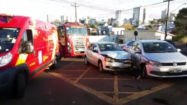 Veículos Gol e Voyage se envolvem em colisão no cruzamento das Ruas Souza Naves e Vitória