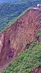 Una carretera se derrumba en un dramático deslizamiento de tierra en India