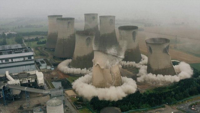 La démolition « explosive » de 4 tours de refroidissement d’une centrale électrique britannique