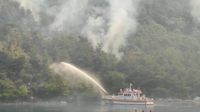 Kıyı emniyeti Marmaris Delikyol Koyu mevkisindeki orman yangınına denizden müdahale etti
