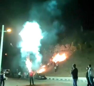 Son dakika haberleri: İzmir'de pes dedirten görüntüler: Havai fişek yangın çıkardı, o devam etti