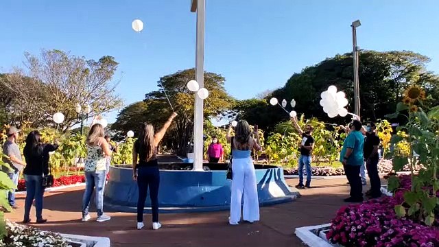 Amigos e familiares homenageiam Nega Lu soltando balões brancos no cemitério