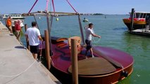 Un violín flotante homenajea a las víctimas mortales de la pandemia en las aguas de Venecia