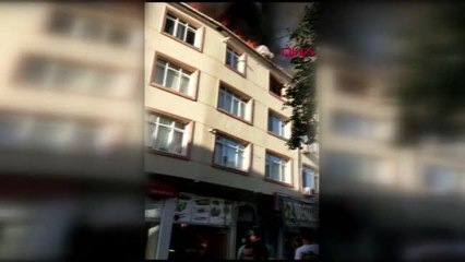 İSTANBUL-ÜMRANİYE'DE BİNANIN ÇATISI ALEV ALEV YANDI
