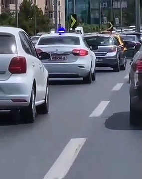 Skandal görüntü! Plaka yerine 'Alperen Ocakları' yazan çakarlı araç diğer sürücüleri taciz etti
