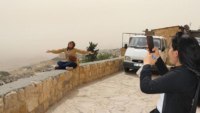 Toz bulutu Suriye'den kuvvetli rüzgarla geldi! Meteoroloji Yarın da sürecek uyarısı yaptı