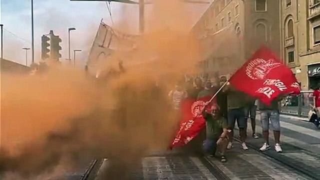 Gkn, i cori dei lavoratori a Firenze: volantini per la manifestazione dell'11 agosto