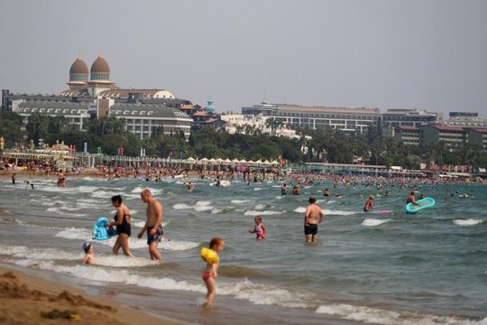 Tek şehir iki ayrı manzara! Bir yanda yangın, diğer tarafta denize girenler