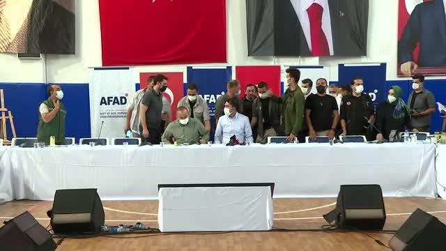 Çavuşoğlu: (Manavgat) 6 uçak, 2 insansız hava aracı, 2'si yönetim 17 helikopter, 1878 araç ve 6 bin 500'den fazla personelle çalışmayı sürdürdük