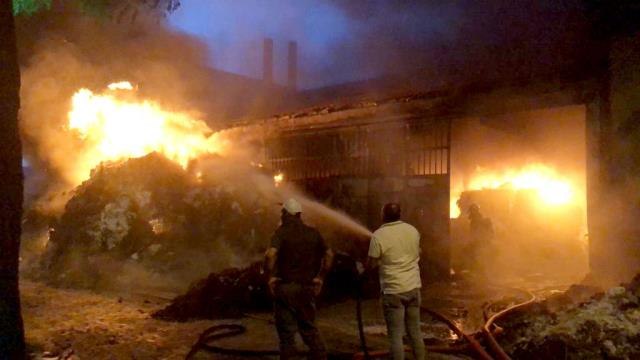 Son dakika haber: Tekstil deposunda çıkan yangına müdahale ediliyor