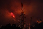 Muğla'nın Milas ilçesindeki orman yangını Kemerköy Termik Santrali'nin tel örgülerine kadar yaklaştı