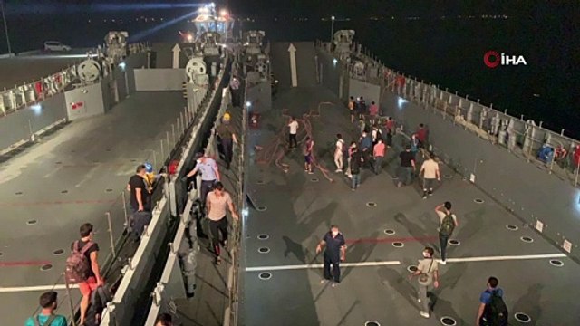 Milli Savunma Bakanlığı: 'Muğla'nın Milas ilçesindeki orman yangınının bölgedeki termik santraline yaklaşması üzerine, iskelede toplanan vatandaşlarımız Deniz Kuvvetleri Komutanlığımıza ait çıkarma gemilerimizle emniyetli bölgelere tahliye e