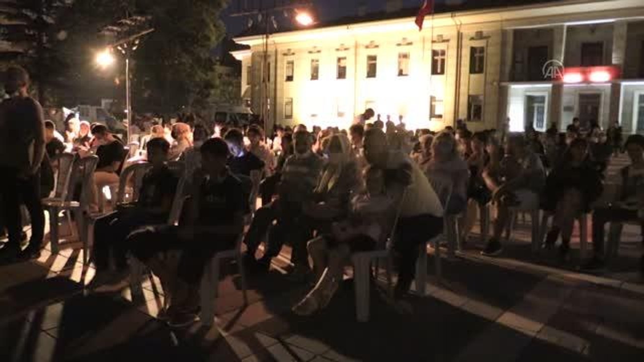 ESKİŞEHİR - Trabzon Devlet Tiyatrosu, "Yunus'la Yürürken" oyununu sahneledi