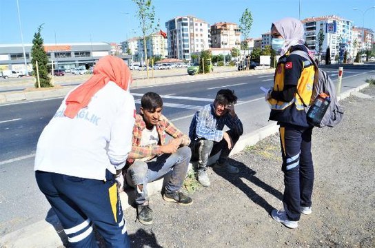 EVİN BAHÇE DUVARINI YIKARAK DEVRİLEN KAMYONETTEKİ SÜRÜCÜ İLE YOLCU KAÇTI
