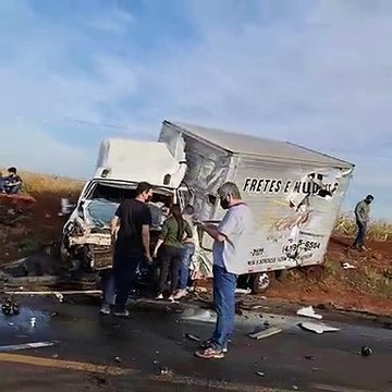 Vítima fica presa nas ferragens em grave colisão entre caminhões na PR-323