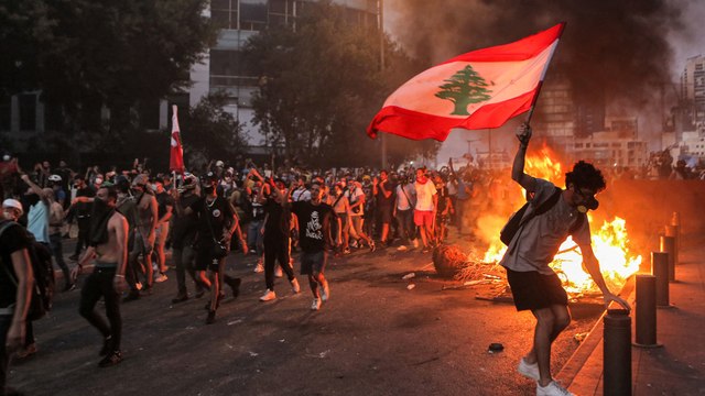 الشعب يريد إسقاط النظام و ثورة ثورة .. أبرز هتافات اللبنانيين في ذكرى انفجار المرفأ