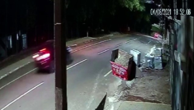 Câmera registra capotamento na Rua Marechal Cândido Rondon, no Bairro Neva