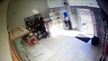 Vídeo mostra homem furtando caixa de som em empresa no Bairro Cascavel Velho