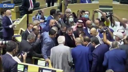 بعد اقعدي يا هند وإنصاف أُسكتي.. البرلماني الأردني يضرب من جديد