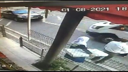 ESENYURT'TA KAYAN SERVİS ARACINI EL FRENİNİ ÇEKEREK DURDURDULAR