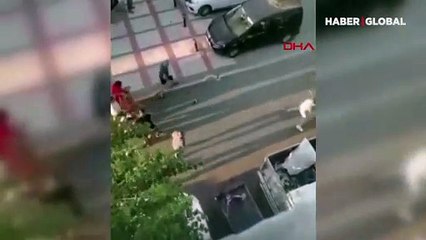 Çocuklar kavga etti, büyükler bıçak çekti