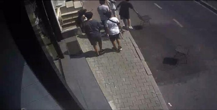 Son dakika haberi: İstanbul'da görünmez kaza kamerada: Arkadaşlarıyla konuşurken boşluğa düştü