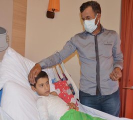 Sosyal medyadaki videoyu izleyip, birbirlerinin üzerine kolonya döken ikiz kardeşler faciaya neden oluyordu