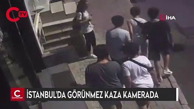 İstanbul’da görünmez kaza kamerada: Arkadaşlarıyla konuşurken boşluğa düştü