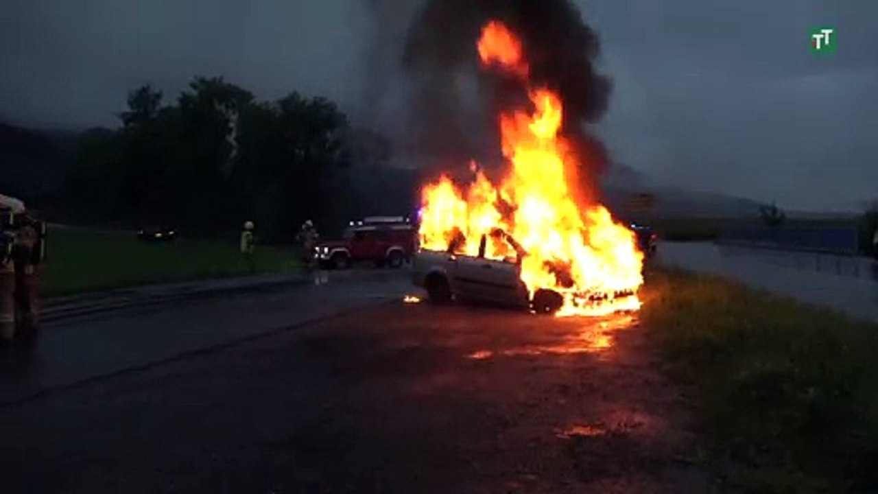 Auto stand in Inzing in Vollbrand: Lenker konnte sich rechtzeitig retten