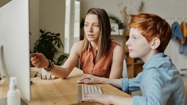 Tips Atasi Rasa Lelah Orang Tua saat Anak Sekolah Online