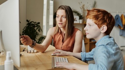 Tips Atasi Rasa Lelah Orang Tua saat Anak Sekolah Online