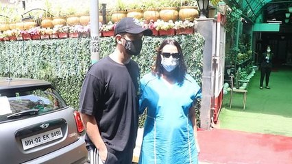 Neha Dhupia बेबी बंप flaunt करती पहुंची hospital, Angad Bedi भी आए नजर | FilmiBeat