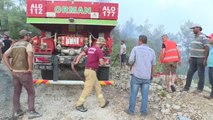 Orman işçisi ile alevlere müdahale için gönüllü olan vatandaşın örnek yardımlaşması